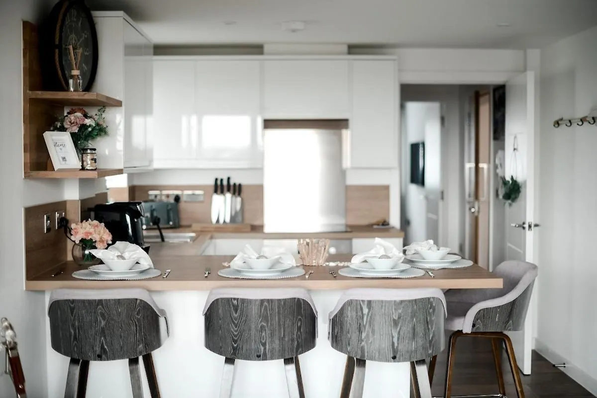 Brand New Beachfront Gf 2 Bed 6 Guests Apartment Bournemouth