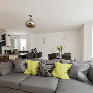  Apartment Seaside Serenity: Contemporary With Access
